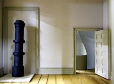 Raum im Erdgeschoss mit Blick auf die ovale Treppe